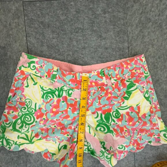 Lilly Pulitzer sz 0 Buttercup shorts with scalloped hem and floral print design - Picture 7 of 12
